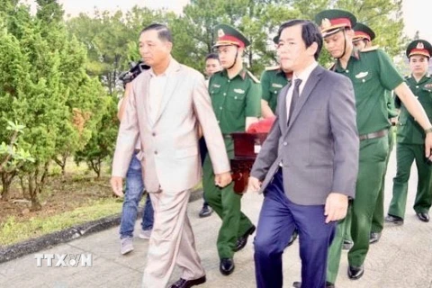 Lãnh đạo tỉnh Thừa Thiên-Huế chuyển hài cốt các liệt sỹ an táng tại Nghĩa trang Liệt sỹ Thành phố Huế. (Ảnh: TTXVN phát)