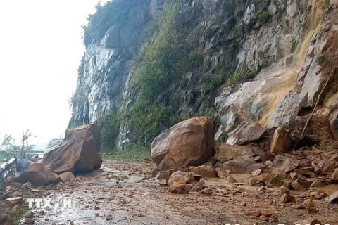 Tại Km17+700 đường tỉnh 129 thuộc Căn Tỷ 2, xã Ma Quai, huyện Sìn Hồ, sạt đá taluy dương xảy ra gây tắc đường, nguy hiểm cho người và phương tiện khi lưu thông. (Ảnh: TTXVN phát)