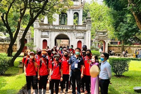 Đoàn vận động viên Thái Lan tham quan di tích Văn Miếu-Quốc Tử Giám. (Ảnh: TTXVN phát)