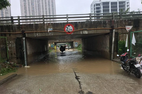 Hầm chui số 3 Đại lộ Thăng Long (Hoài Đức) đã gần hết ngập nước. (Ảnh Mạnh Khánh/TTXVN)