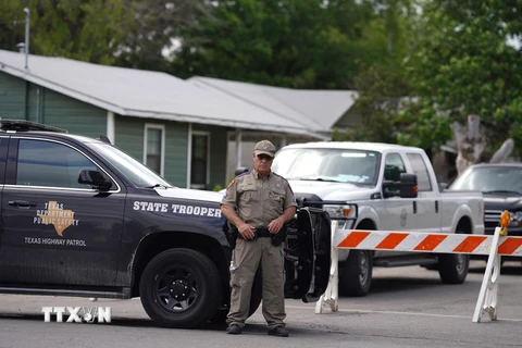 Cảnh sát phong tỏa để điều tra vụ xả súng đẫm máu tại trường tiểu học Robb ở thị trấn Uvalde, bang Texas (Mỹ), ngày 24/5. (Ảnh: AFP/TTXVN)