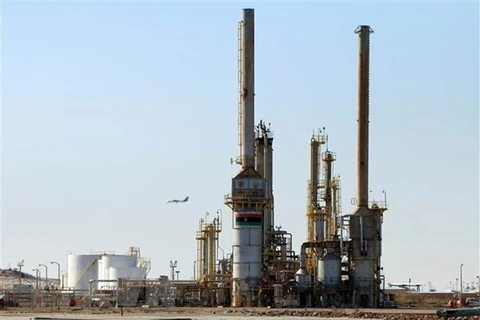 Nhà máy lọc dầu tại al-Buraqah, Libya. (Ảnh: AFP/TTXVN)