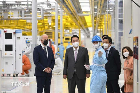 Tổng thống Mỹ Joe Biden (trái) và Tổng thống Hàn Quốc Yoon Suk-yeol (thứ 2, trái) trong chuyến thăm nhà máy sản xuất chip của tập đoàn Samsung tại Pyeongtaek, ngày 20/5/2022. (Ảnh: AFP/TTXVN)