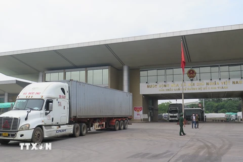 Xe hàng xuất khẩu của việt Nam qua cửa khẩu Lào Cai. (Ảnh: Hồng Ninh/TTXVN)