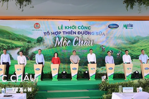 Thủ tướng Phạm Minh Chính và các đại biểu thực hiện nghi thức khởi công dự án Tổ hợp Thiên đường sữa Mộc Châu. (Ảnh: Dương Giang/TTXVN) 