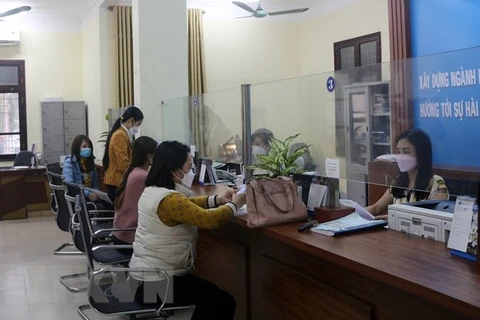 Người lao động làm các thủ tục để hưởng chế độ tại Bảo hiểm xã hội tỉnh Hà Nam. (Ảnh: Nguyễn Chinh/TTXVN) 