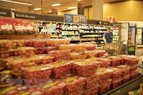 Hàng hóa được bày bán trong siêu thị ở Millbrae, Mỹ. (Ảnh: THX/TTXVN)