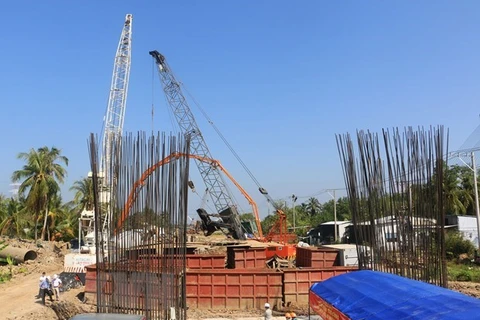 Nhà thầu thi công trên công trường dự án đầu tư xây dựng cầu Mỹ Thuận 2, thành phố Vĩnh Long, tỉnh Vĩnh Long. (Ảnh: Phạm Minh Tuấn/TTXVN) 