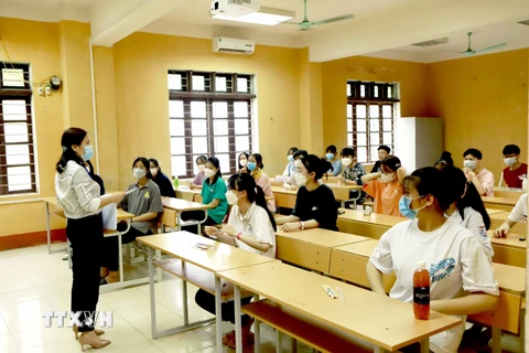 Thí sinh nghe giám thị phổ biến quy chế thi tại điểm thi trường THPT Trần Phú, thành phố Vĩnh Yên. Ảnh: Hoàng Hùng – TTXVN 
