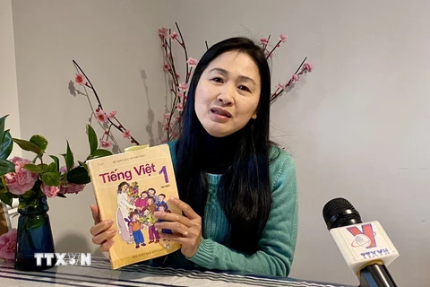 Tiến sỹ Trần Hồng Vân trả lời phỏng vấn của phóng viên TTXVN về việc dạy và học tiếng Việt cho trẻ em Việt ở Australia. (Ảnh: Nguyễn Minh/TTXVN)
