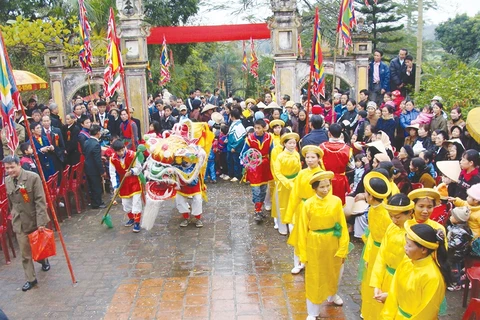 Lễ hội cướp bông ném chài được tổ chức hàng năm tại đền Vân Luông, phường Vân Phú, thành phố Việt Trì thể hiện đạo lý uống nước nhớ nguồn và gắn với tín ngưỡng thờ cúng Hùng Vương. (Nguồn: Báo Dân tộc)