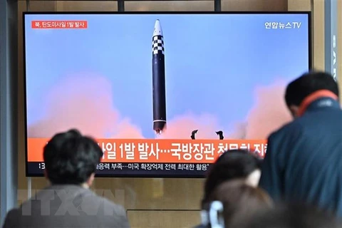 Người dân theo dõi qua màn hình tivi ở nhà ga Seoul, Hàn Quốc về vụ phóng thử được cho là tên lửa đạn đạo của Triều Tiên. (Ảnh: AFP/TTXVN)