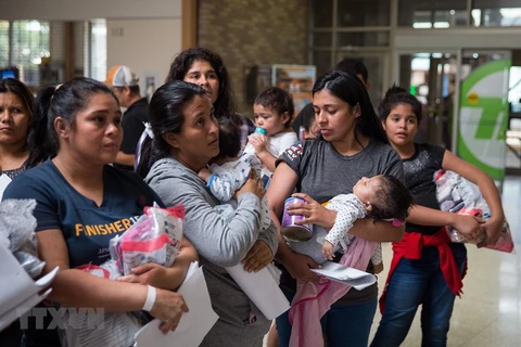 Người nhập cư tại McAllen, bang Texas, Mỹ. (Ảnh: AFP/TTXVN) 