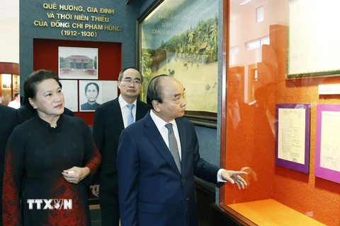 Chủ tịch nước Nguyễn Xuân Phúc, nguyên Chủ tịch Quốc hội Nguyễn Thị Kim Ngân thăm Khu lưu niệm đồng chí Phạm Hùng. (Ảnh: Thống Nhất/TTXVN) 