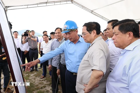 Thủ tướng Phạm Minh Chính khảo sát thực trạng mỏ sắt Thạch Khê. (Ảnh: Dương Giang/TTXVN) 