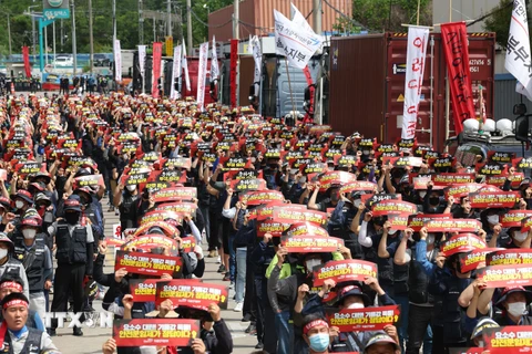 Các lái xe tải tham gia đình công phản đối quyết định chấm dứt đảm bảo lương tối thiểu và tình trạng chi phí gia tăng, tại Incheon, Hàn Quốc, ngày 7/6/2022. (Ảnh: Yonhap/TTXVN)