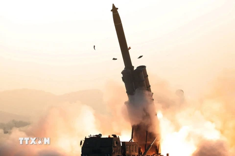 Một vụ phóng thử rocket đa nòng siêu lớn tại một địa điểm bí mật ở Triều Tiên. (Nguồn: AFP/TTXVN)