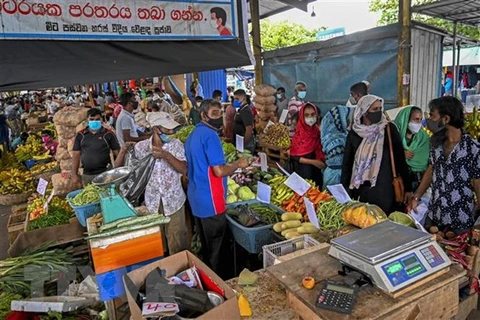 Người dân mua thực phẩm tại khu chợ ở Colombo, Sri Lanka. (Ảnh: AFP/TTXVN)