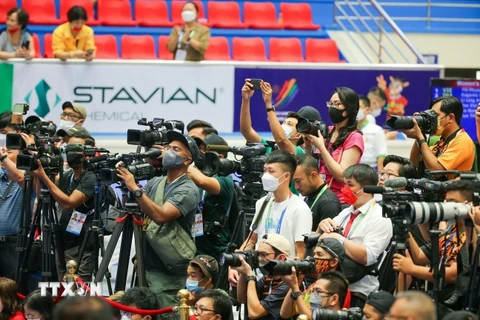 Các phóng viên trong nước và quốc tế tác nghiệp tại Đại hội Thể thao Đông Nam Á lần thứ 31 năm 2021 (SEA Games 31). (Ảnh: TTXVN) 