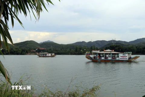 Thuyền du lịch chở khách du lịch du ngoạn trên sông Hương. (Ảnh: Đỗ Trưởng/TTXVN) 