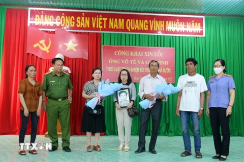 Quang cảnh buổi công khai xin lỗi người bị khởi tố, tạm giam oan tại Bình Thuận. (Ảnh: Nguyễn Thanh/TTXVN)