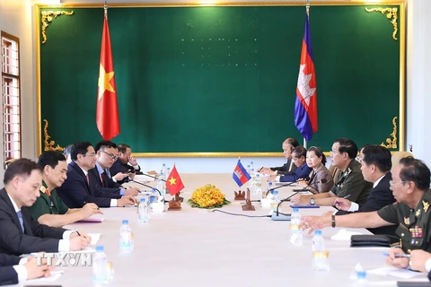 Thủ tướng Phạm Minh Chính hội kiến Thủ tướng Campuchia Samdech Techo Hun Sen. (Ảnh: Dương Giang/TTXVN) 