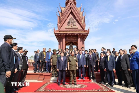 Thủ tướng Campuchia Samdech Techo Hun Sen và Thủ tướng Phạm Minh Chính dự lễ kỷ niệm 45 năm Con đường tiến tới đánh đổ chế độ diệt chủng Pol Pot. (Ảnh: Dương Giang/TTXVN)