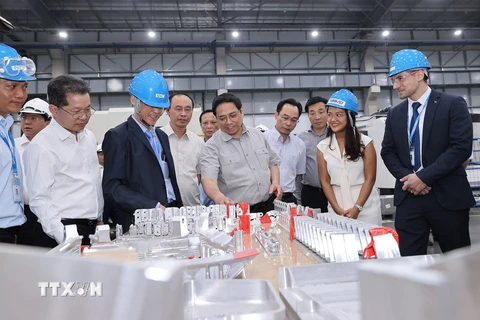 Thủ tướng Phạm Minh Chính thăm khảo sát nhà máy sản xuất linh kiện hàng không vũ trụ UAC, Hoa Kỳ. (Ảnh: Dương Giang/TTXVN)