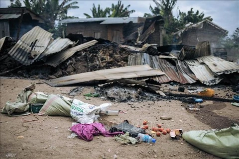 Nhiều ngôi nhà bị đốt phá trong một vụ tấn công của phiến quân tại CHDC Congo. (Ảnh: AFP/TTXVN)