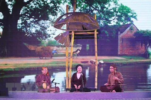 Các nghệ nhân, diễn viên hát xẩm tại một buổi biểu diễn ở Ninh Bình. (Ảnh: Hải Yến/TTXVN) 