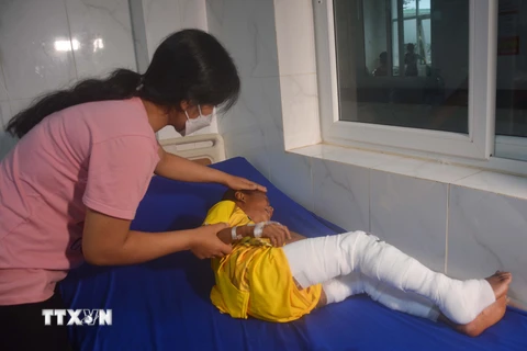 Cháu bé Y Ngách Niê, 8 tuổi, bị bỏng xăng đang được điều trị tại Bệnh viện Đa khoa vùng Tây Nguyên. (Ảnh: Hoài Thu/TTXVN)