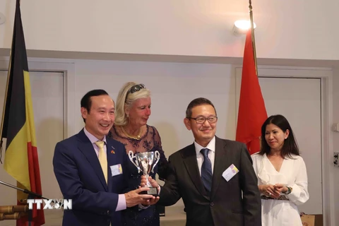 Ban Tổ chức Giải golf Ambassador’s Cup 2022 trao cúp cho một người thắng cuộc. (Ảnh: Hương Giang/TTXVN)