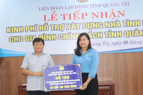 Ông Đinh Đăng Quang, Ủy viên Ban chấp hành Công đoàn Viên chức Việt Nam, Phó Tổng Giám đốc, Chủ tịch Công đoàn TTXVN trao hỗ trợ cho tỉnh Quảng Trị. (Nguồn: TTXVN) 