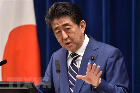 Ông Abe Shinzo, khi đương nhiệm Thủ tướng Nhật Bản, phát biểu tại cuộc họp báo ở Tokyo ngày 28/3/2020. (Ảnh: AFP/TTXVN) 