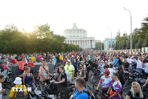Hàng chục nghìn người tập trung ở Quảng trưởng Suvorov ở Thủ đô Moskva trước giờ xuất phát. (Ảnh: TTXVN/phát)
