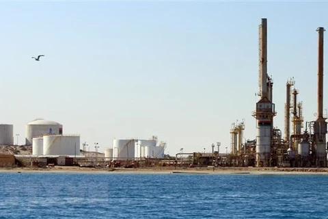 Một cơ sở lọc dầu ở thị trấn al-Buraqah của Libya. (Ảnh: AFP/ TTXVN) 