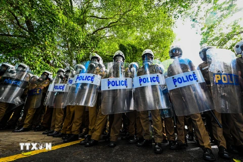 Cảnh sát Sri Lanka được triển khai đảm bảo trật tự ở thủ đô Colombo khi người dân biểu tình yêu cầu Tổng thống Gotabaya Rajapaksa từ chức, ngày 21/5/2022. (Ảnh: AFP/TTXVN)
