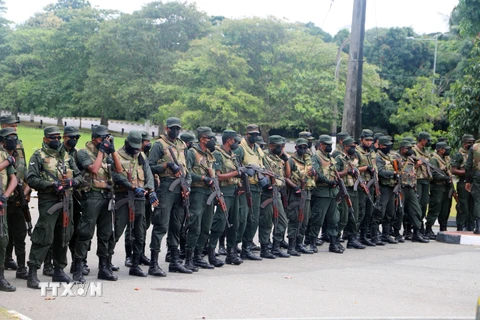 Lực lượng an ninh Sri Lanka được triển khai gần tòa nhà Quốc hội ở Sri Jayawardenepura Kotte, ngày 13/7/2022. (Ảnh: THX/TTXVN)