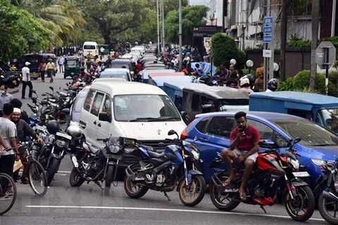 Các phương tiện xếp hàng chờ đổ xăng tại Colombo, Sri Lanka. (Ảnh: THX/TTXVN) 