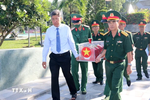 Đại diện lãnh đạo tỉnh Bình Thuận tham gia đưa hài cốt liệt sỹ về nơi an nghỉ cuối cùng. (Ảnh: Nguyễn Thanh/TTXVN)