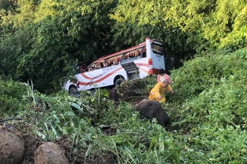 Bình Thuận: Một xe khách 30 chỗ rơi xuống đèo, nhiều người bị thương