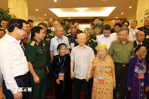 Tổng Bí thư Nguyễn Phú Trọng cùng các đại biểu với người có công tiêu biểu toàn quốc. (Ảnh: Trí Dũng/TTXVN) 