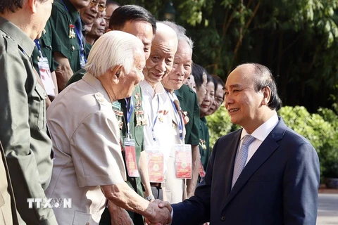 Hình ảnh Chủ tịch nước Nguyễn Xuân Phúc với các đại biểu. (Ảnh: Thống Nhất/TTXVN) 