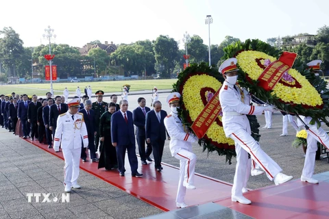 Lãnh đạo Đảng, Nhà nước đặt vòng hoa và vào Lăng viếng Chủ tịch Hồ Chí Minh. (Ảnh: An Đăng/TTXVN) 