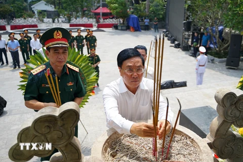 Phó Thủ tướng Thường trực Phạm Bình Minh dâng hương tại Nghĩa trang Liệt sỹ quốc gia Vị Xuyên. (Ảnh: Minh Tâm/TTXVN)