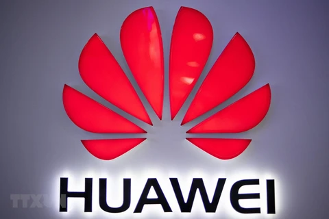 Biểu tượng của Tập đoàn Huawei tại một cửa hàng ở Bắc Kinh, Trung Quốc. (Ảnh: AFP/TTXVN) 