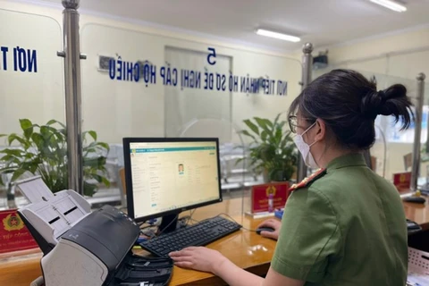 Phòng quản lý xuất nhập cảnh Công an thành phố Hà Nội triển khai cấp hộ chiếu cho người dân. (Nguồn: cand.com.vn) 