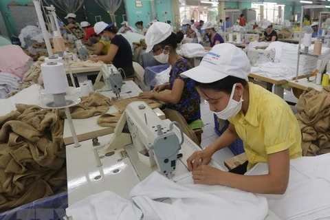 Sản xuất hàng xuất khẩu tại Công ty Cổ phần dệt may Sơn Nam, tỉnh Nam Định. (Ảnh: Trần Việt/TTXVN)