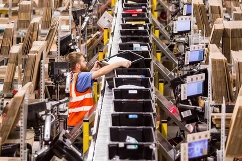 Một công nhân sắp xếp các hộp chứa đơn hàng tại một trung tâm của Amazon tại Italy. (Nguồn: ft.com) 