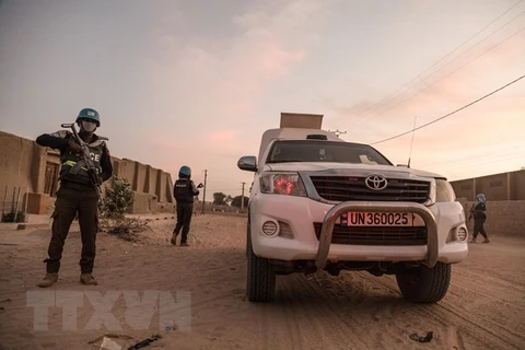 Lực lượng MINUSMA tuần tra tại khu vực Timbuktu, Mali. (Ảnh: AFP/TTXVN) 